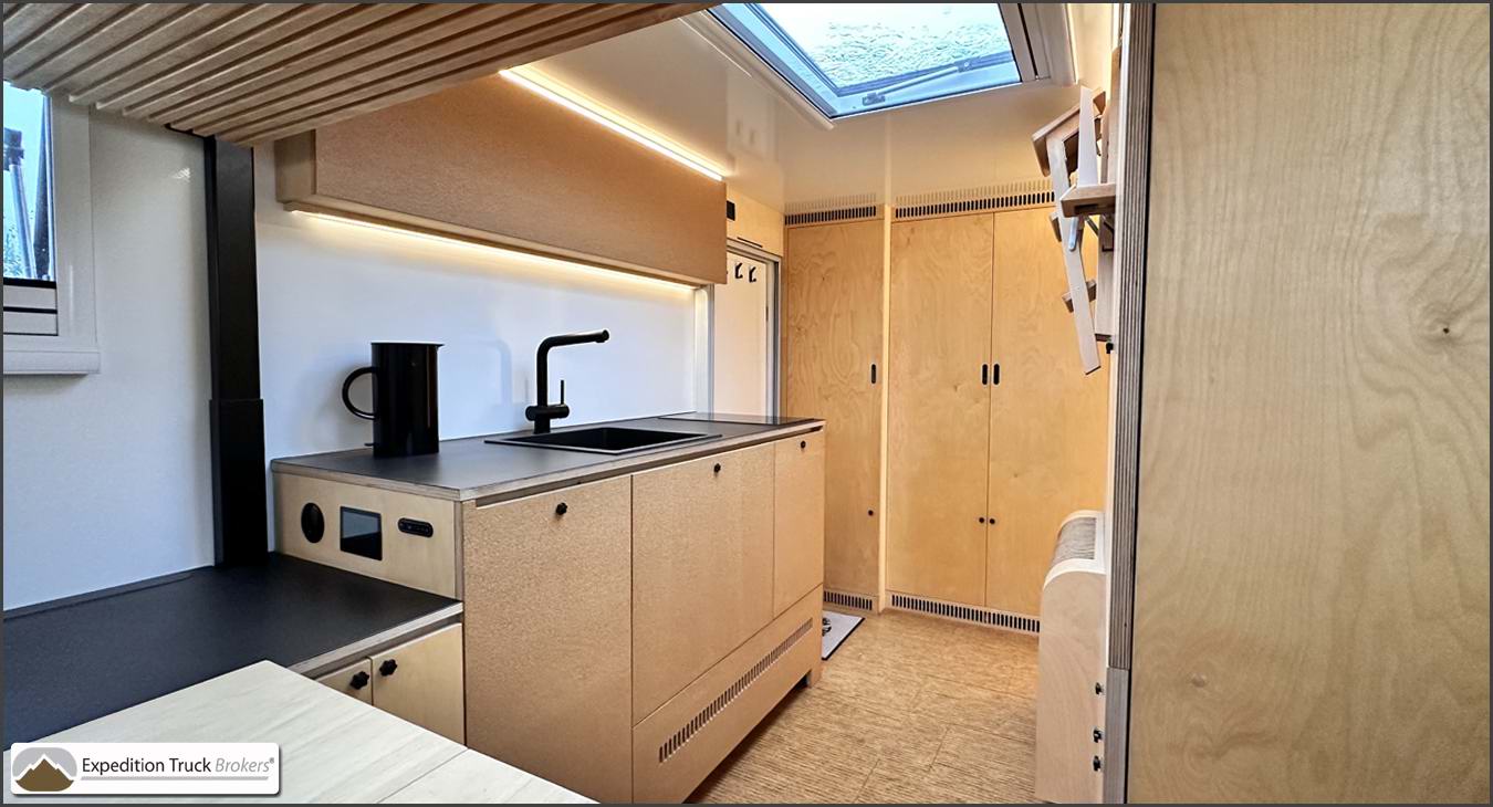 MAN 4x4 Overland Vrachtwagen interieur voor 2+ personen