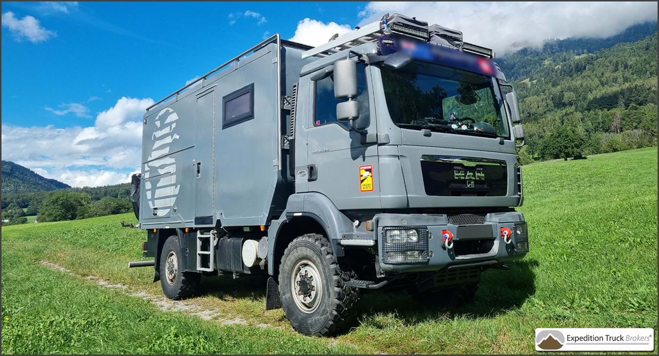 Camion Camping Car MAN TGM 13.280 4x4 pour un équipage de 2(1+) personnes avec platform moto avec une tenue d'expédition complète et un équipement de récupération.