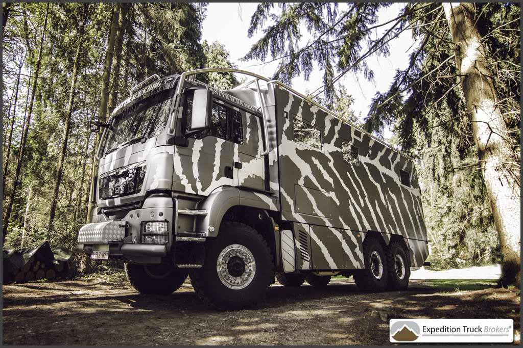 MAN TGS 26.440 Expeditionsfahrzeug im Wald geparkt