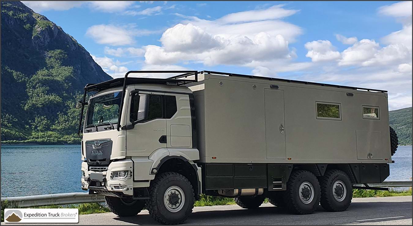 MAN TGS 6x6 33.510 6x6 Fernreisefahrzeug mit Längsbetten, Längschlafer auf Tour