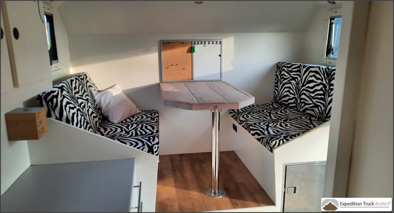 Mercedes Expedition Truck interieur voor 3 personen