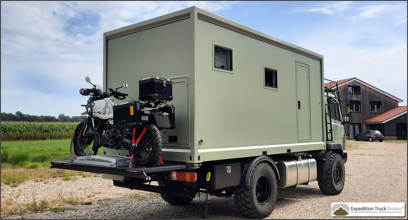 Mercedes 917 4x4 Overland Truck met motorfiets platform.