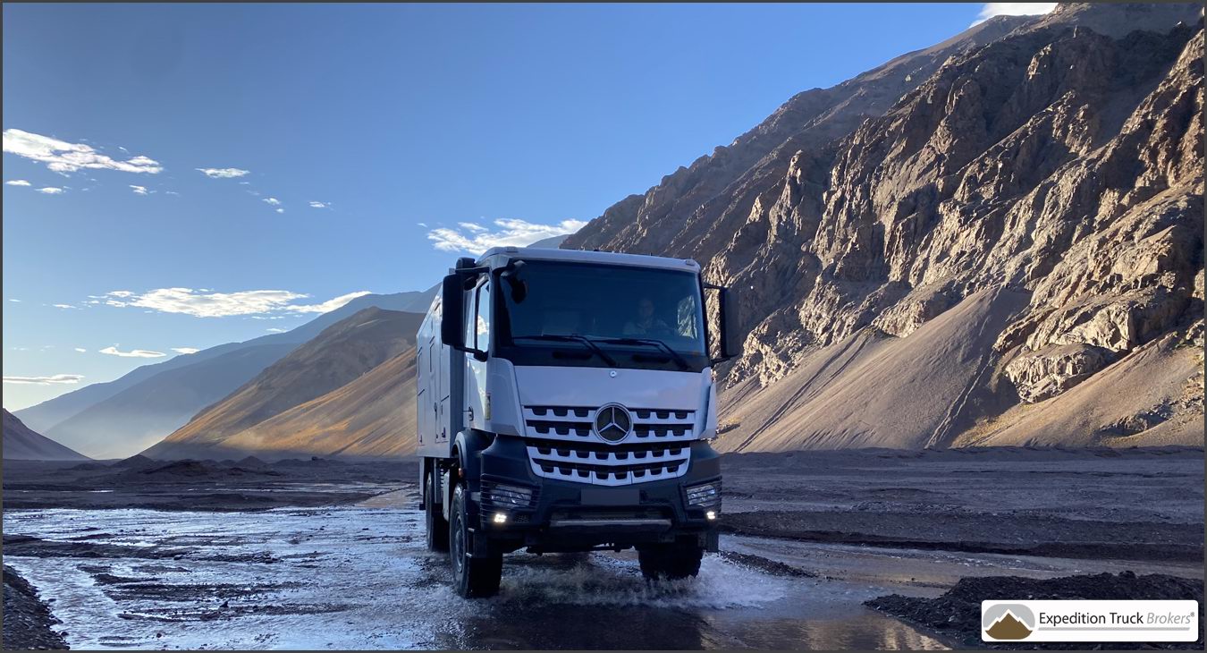 Mercedes Arocs 2033 4x4 Camion Camping car en voyage